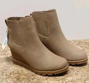 Universal Thread Linda Wedge Boots Women’s Size 7.5 Taupe NWT - Picture 1 of 8