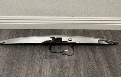 Spoiler espaçador Infiniti G25 G35x G37x Sedan porta-malas cromado 84810-JK660 com câmera - Imagem 1 de 4