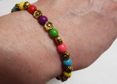 Pulseira elástica multicolorida genuína Howlite pedra preciosa ouro flor frisada - Imagem 1 de 3