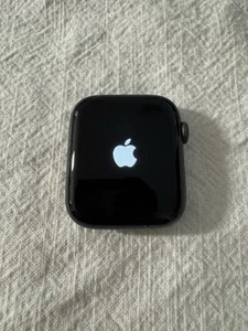 Apple Watch Series 4 / 44 mm Aluminum Case (GPS + Cellular) - Photo 1 sur 7