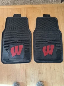 Juego de 2 alfombrillas de vinilo de alta resistencia Wisconsin Badgers para autos, camiones y SUV - Imagen 1 de 4