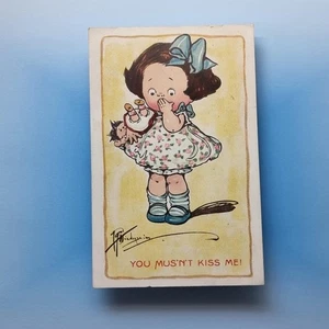 Postal firmada por artista C1910 niño con muñeca de juguete Bloomers Kiss G G Wiederseim - Imagen 1 de 2