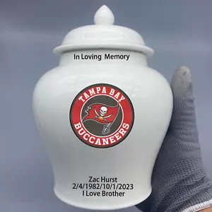 Urna mediana de cerámica para tema de fútbol americano Tampa Bay Buccaneers, texto personalizado - Imagen 1 de 4
