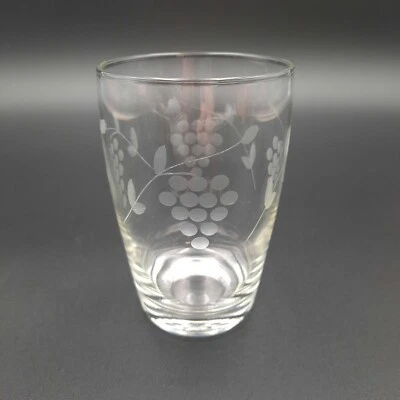 Vaso de uva de cristal grabado vintage - MCM vidrio de jugo transparente con diseño de vid Foto 1 de 4