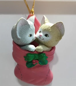 Adorno de Navidad Enesco 1991 vintage maullido gatos gatitos en medias - Imagen 1 de 7