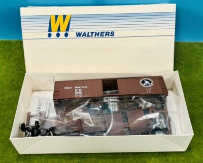 Walthers HO 40' Steel Box Car Great Northern Kit Dreadnaught Ends 1984 Vintage - Image 1 of 4