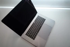 Apple MacBook Pro 15" 2016 (i7, 16GB RAM, 256GB SSD) Touch Bar A1707 - Grau - Bild 1 von 12