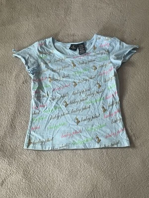 Camiseta azul Baby Phat con estampado multicolor. Mangas y abertura Hiphop Mcbling Y2K XL Foto 1 de 4