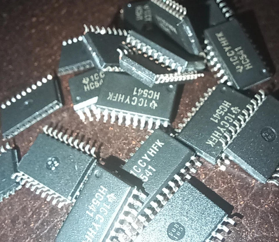 10 each NEW TEXAS INSTRUMENTS 74HC541DW **NOT CHINESE or UNBRANDED** SHIPS FREE - Image 1 of 1
