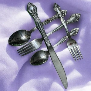 Oneida West Bend Affection 5 Piece Fork, Salad, teaspoon, table spoon, knife - Picture 1 of 19
