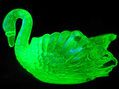 Green Vaseline Uranium Glass Swan Easter Eggs Salt Cellar Dip Duck Dish glow Art • 6.99$