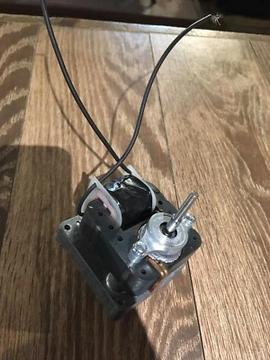 Motorreductor de CA para estufa de carbón de lectura (también para estufas Alaska de alimentación de alfombras antiguas) Foto 1 de 3