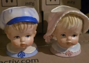 Vintage Relpo 2013 Junge & Mädchen Kopf Vasen tragen blaue Kappe & rosa Mütze 5,5" - Bild 1 von 7