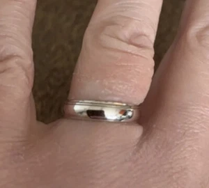 9ct White Gold 4mm Comfort Fit Wedding Ring Size L 1/2 Lined Detail On One Side - Picture 1 of 10