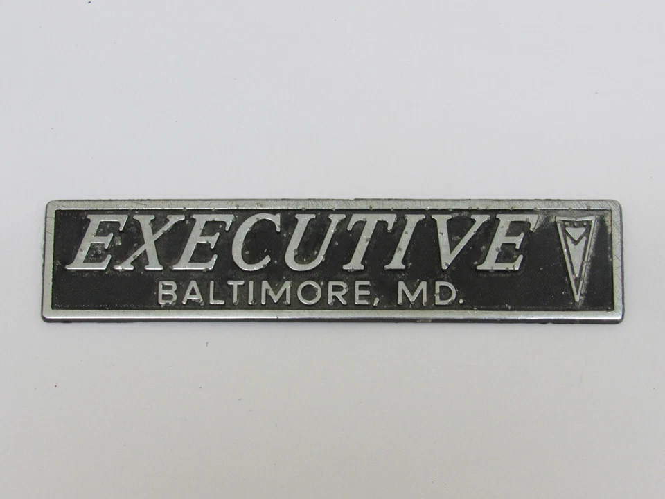 De colección Ejecutivo Pontiac Baltimore Maryland Metal Distribuidor Insignia Emblema Etiqueta Baúl Foto 1 de 2