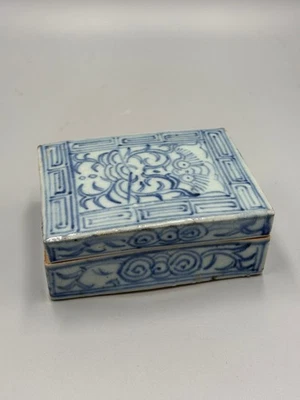 Antigua caja con tapa de porcelana azul y blanca china del siglo XIX de 4 3/4" con poema Foto 1 de 4