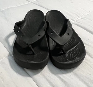 Crocs Zehentrenner-Flip-Flops Sandalen schwarz Damengröße 7 in einwandfreiem Zustand - Bild 1 von 4