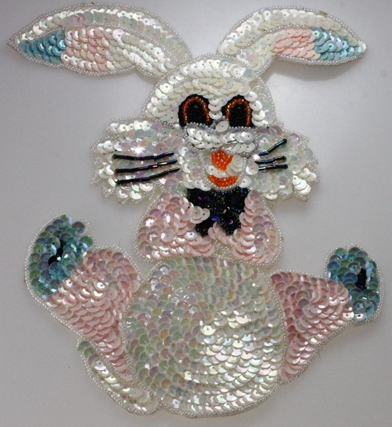 Aplique de lentejuelas de conejo de Pascua blanco brillante y brillante, pegamento sensible a la presión Foto 1 de 1