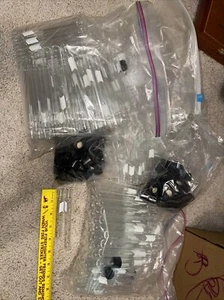 Lote de más de 100 tubos de cultivo de borosilicato Kimble y torsos atornillados - Imagen 1 de 5