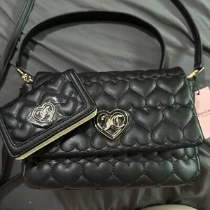 Juicy Couture schwarze makellose Klappe Umhängetasche mit passender Geldbörse mit Doppelfaltung - Bild 1 von 10
