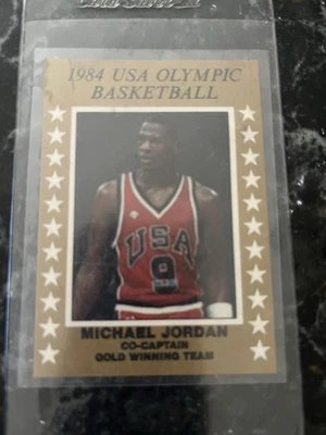 Tarjeta de cocapitán Michael Jordan de baloncesto olímpico de Estados Unidos de oro 1984 Foto 1 de 2