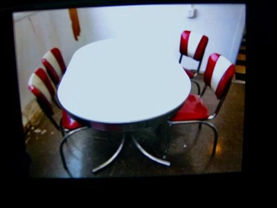 RETRO MCM LOOK BY COASTERS COMPANY TABLE AND 4 CHAIRS SET RED LOCAL PICK UP ONLY Foto 1 de 4