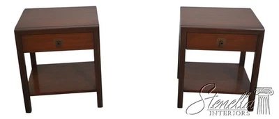 F70945: Par de mesitas de noche modernas de nogal de mediados de siglo John Stuart Foto 1 de 4