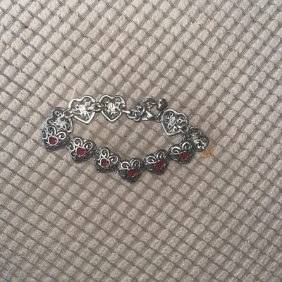 Pulsera Premier Designs Corazones A Flutter Plata Filigrana Esmalte Rojo Corazón Eslabón Foto 1 de 4