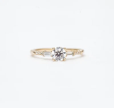 Elegante alianza de compromiso en oro amarillo real de 10K con moissanita brillante Foto 1 de 4