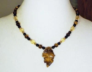 CYNTHIA LYNN "FALL FASHIONISTA" CARVED TIGER EYE LEAF ONYX BEADED GOLD NECKLACE - Imagen 1 de 1