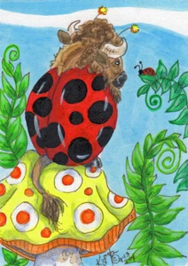 Büffel Marienkäfer sitzender Pilz ACEO EBSQ Loberg Fantasy Mini Kunst Bison Farne - Bild 1 von 3