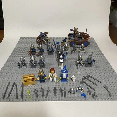 Lote de 13 Caballeros Lego Corona Azul con Otros y Armas de Asedio, Muchos Extras Foto 1 de 4