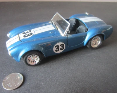 Coche fundido a presión Shelby Cobra 1965 Revell de colección con puertas abiertas y capó azul #33 Foto 1 de 4
