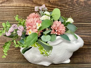11" Pink Sage White silk Flower arrangement in White Ceramic Bunny Rabbit plante - Picture 1 of 5