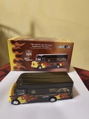 Dale Jarrett UPS 2001 furgoneta de llama cromada con caja camión NASCAR acción 1:32  Foto 1 de 4