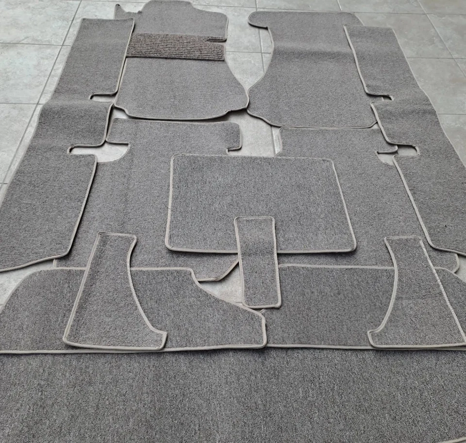 梅赛德斯奔驰 W115 4 门哑光棕色地毯套装 - 新产品 — 第 1/1 张图片