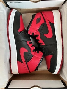 Nike Air Jordan 1 Mid Banned Negro Rojo Blanco - Imagen 1 de 3