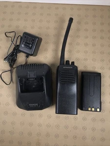 Radio FM VHF Kenwood TK-260G-1 2 vías 150-174 MHz con cargador - Imagen 1 de 9