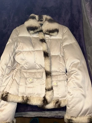 Jaqueta Bebe Puffer Feminina Pequena Cram com Capuz Zíper Bolsos Forrada de Pele Sintética Neve - Imagem 1 de 4