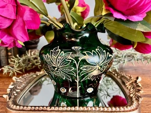 Jarrón antiguo de vidrio esmaltado verde esmeralda borde con volantes Pontil bohemio c1890 - Imagen 1 de 9