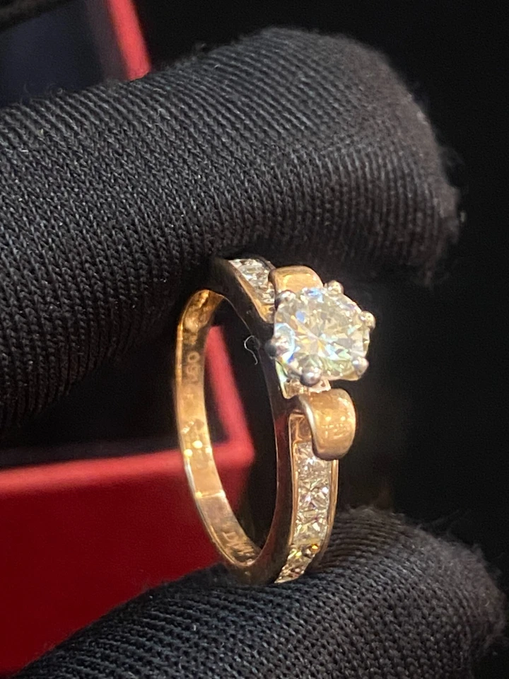 Anillo de compromiso solitario de diamantes talla princesa redondo pavé de 1,16 quilates en oro de 14 quilates Foto 1 de 1