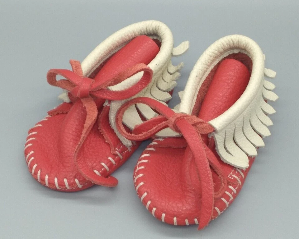 Par de mocasines Taos rojos/blancos con flecos de cuero talla infantil Foto 1 de 4