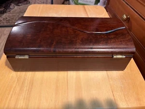 VINTAGE Trinket Box LEGNO MARRONE SCURO FIRMATO APRE TOP MEDIO 2 LIVELLI 1980 25/98 - Foto 1 di 6