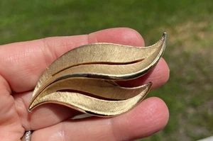Vintage Crown Trifari Gold Tone Brushed & Polished Double Feather Leaf Brooch - Picture 1 of 6