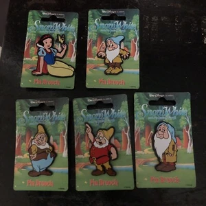 5 X SCHNEEWITTCHEN UND DIE SIEBEN ZWERGE DUFORT ANSTECKNADEL BROSCHEN AUF KARTE G4 - Bild 1 von 7