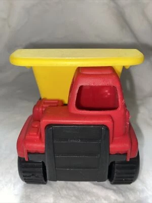 Camión de volteo de juguete de plástico rojo y amarillo 2010 de Target Foto 1 de 4
