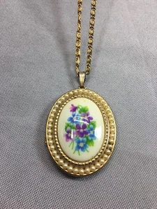 Medaglione vintage Avon stampa floreale con perle finte su catena tono oro - Foto 1 di 4