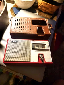 Radio a transistor Channel Master TR Deluxe 8 modello 6512 con custodia in pelle - Foto 1 di 2