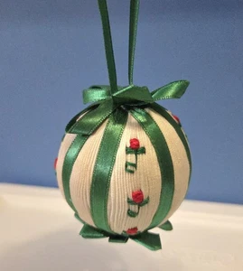 Vintage 2,5" gesteppte bestickte gesmokte Stoffkugel Weihnachtsschmuck Blumen - Bild 1 von 4