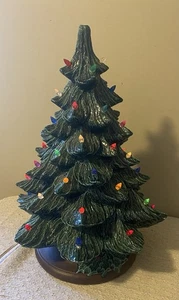 Vintage beleuchteter Keramik Weihnachtsbaum auf Stechpalmensockel - Bild 1 von 16